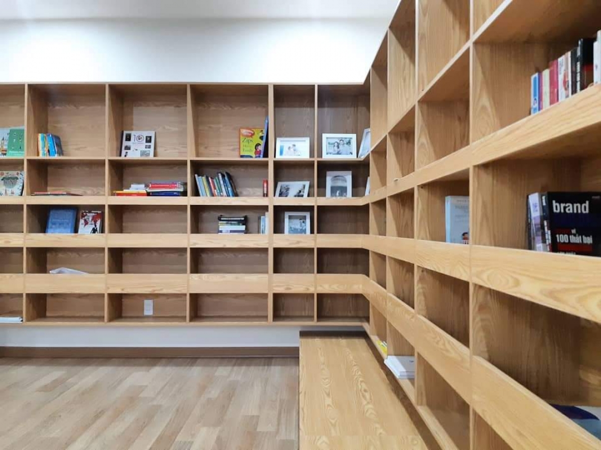 Tủ sách to, hoành tráng được thiết kế kèm ghế ngồi.