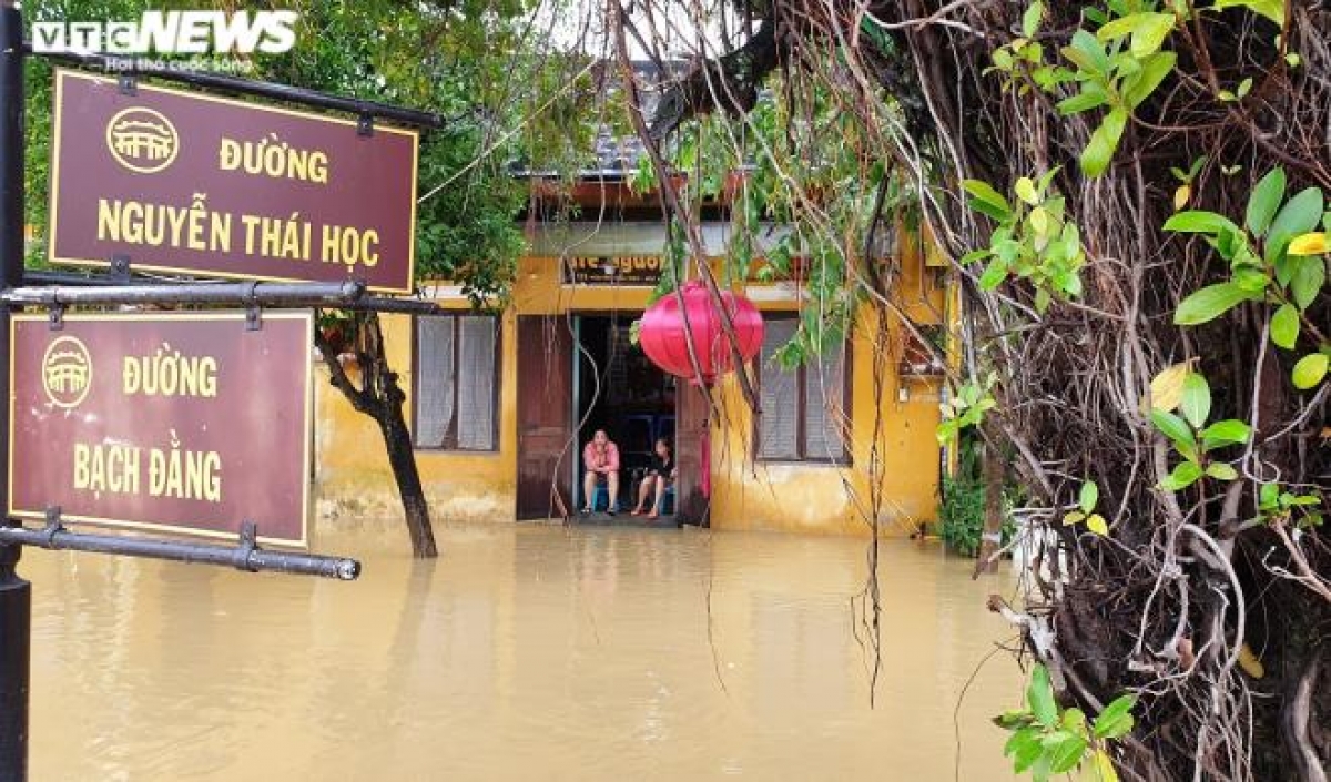 Nguyen Thai Hoc, Le Loi, and Hoang Van Thu streets suffer flooding of between 60cm and 70 cm.