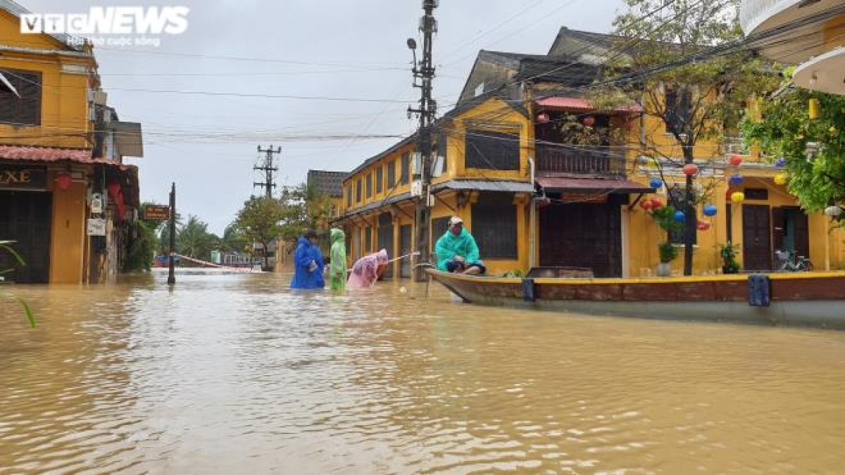 The crossroads of Le Loi and Nguyen Thai Hoc street are submerged by serious flooding.