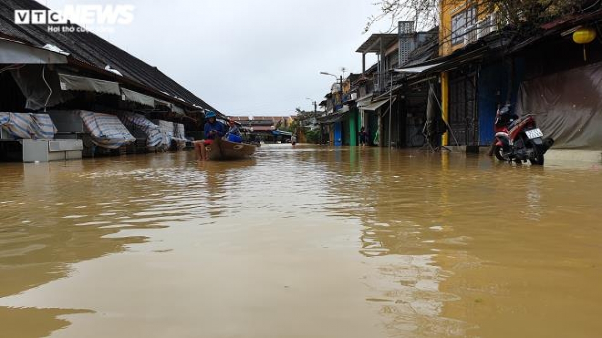 The scene at the Hoi An market as floodwater inundates the area, forcing all trading activities to come to a grinding halt. Due to this, some local traders are forced to move to higher grounds.