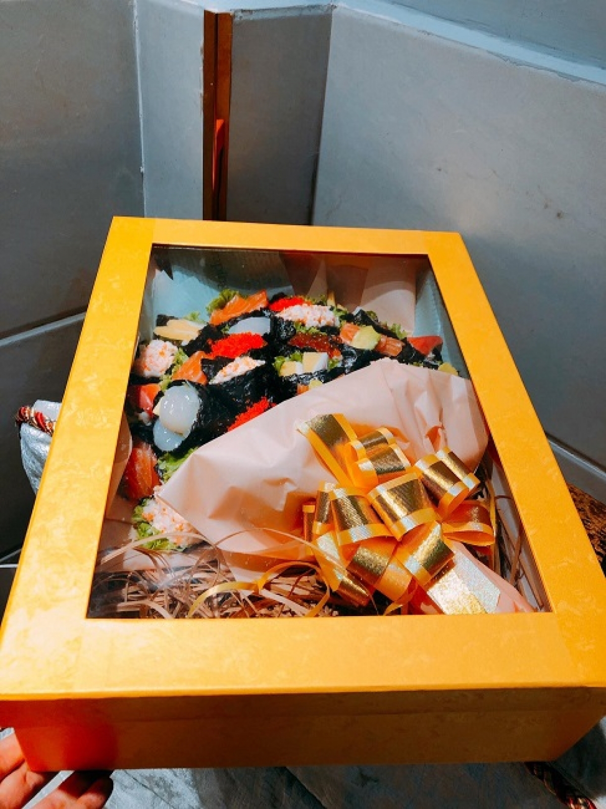 A box containing a sushi bouquet costs VND1.4 million, equivalent to US$60.86.