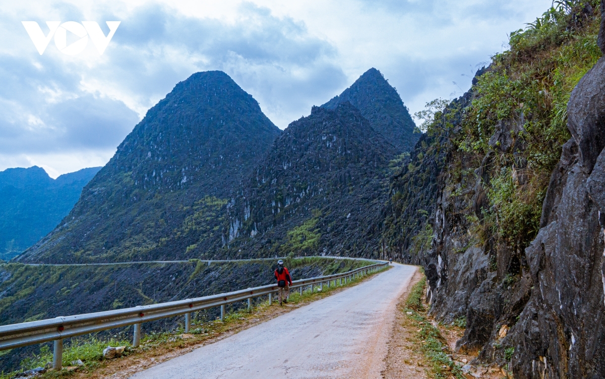 A curve in the roads in Mau Due commune of Yen Minh district