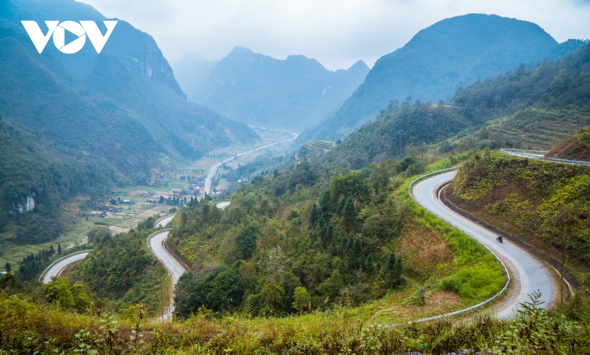 A view of a majestic bend on the road leading to Pho Cao town