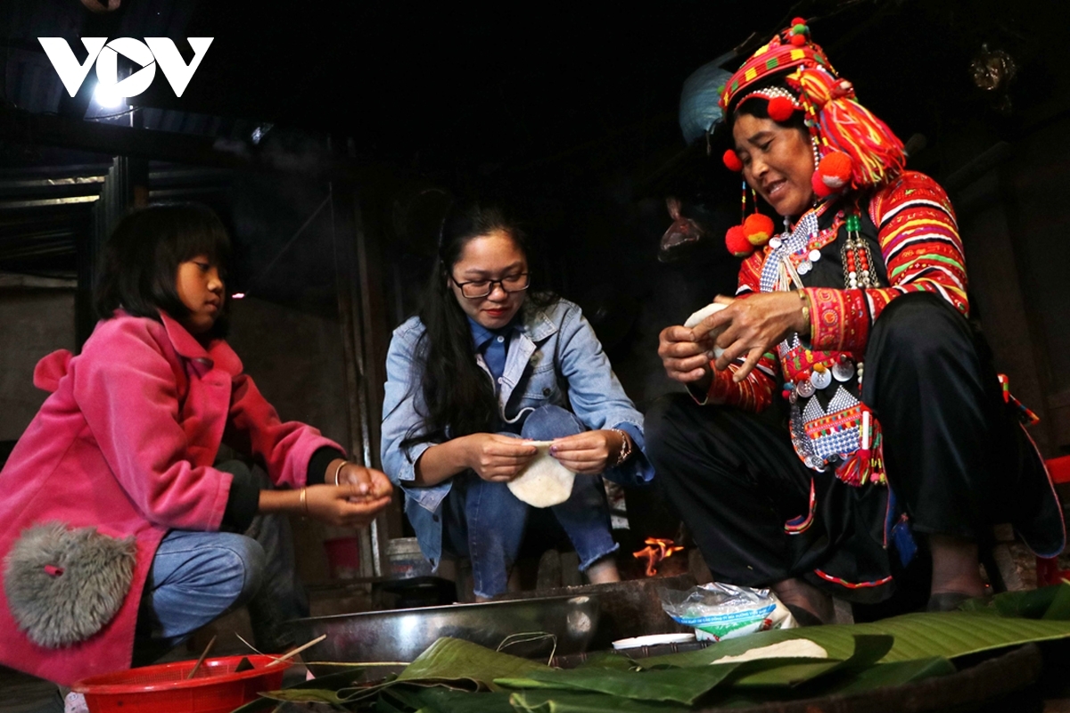 Besides pork, Banh Giay (a type of glutinous rice cake) is an indispensable dish to be displayed on the offering try to ancestors.