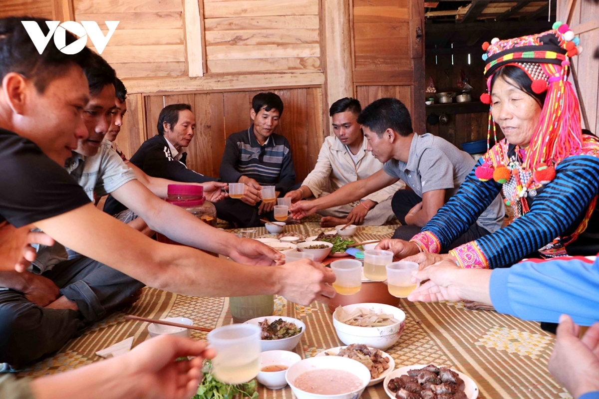 Like the Kinh, the largest ethnic group in Vietnam, the Ha Nhi hold a big party for family reunion during the Tet festival.