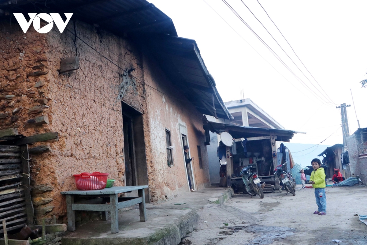 Their Tet festival begins on the Thin day (the day of the dragon according to the lunar calendar) and ends on the Thin day in the same month, after people complete their annual crop.