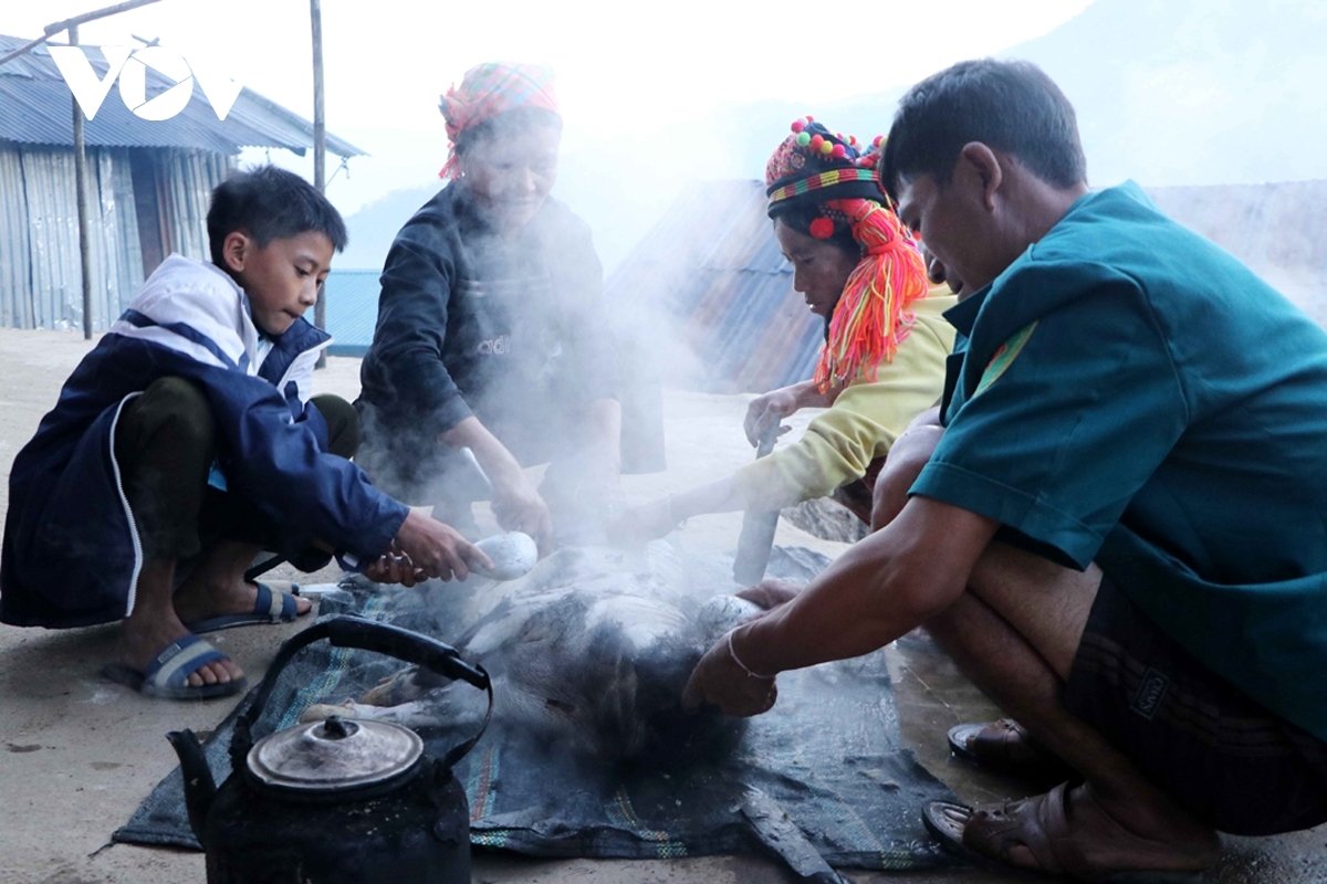 Pig slaughtering is usually held on the early morning of the first Thin day, with the participation of all family members.