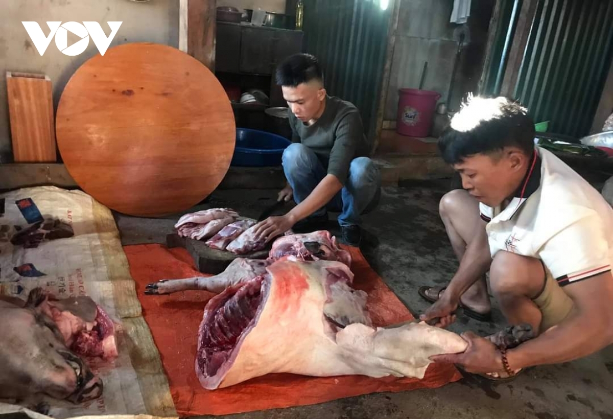 After slaughtering pigs, Ha Nhi people take the most delicious meat to serve as ancestors 'trays, as a report of family members' work in the year.