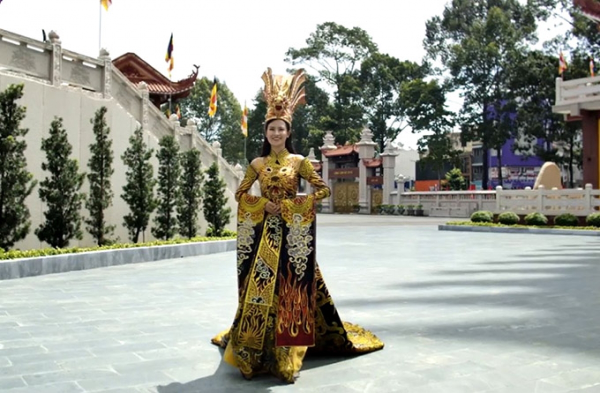 She dons an Ao Dai, a Vietnamese traditional dress, which has been embroidered with dragon symbols coupled with gold decoration.