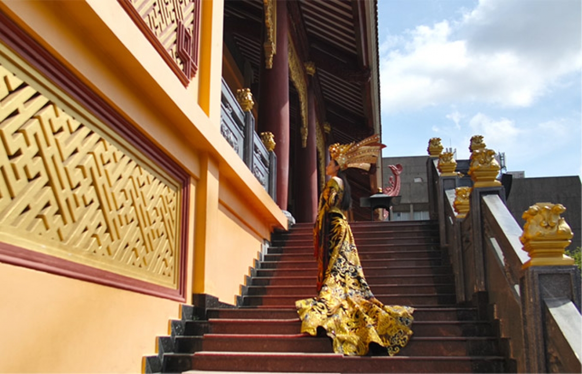 This comes after Hoa sent a video clip, which was originally recorded at Vietnam Quoc Tu Pagoda in Ho Chi Minh City, and sent it to the organising board of the beauty pageant as she competed in the national costume contest.