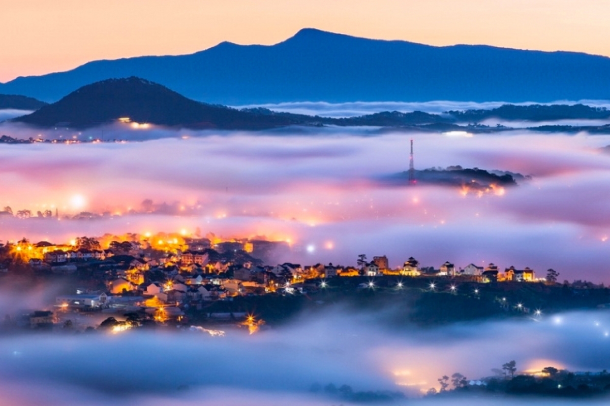 Situated in the country’s Central Highlands, Da Lat is known as the “valley of love” and is surrounded by a cool, fresh, and charming atmosphere. It is consistently among the top places for honeymoons in the nation due to its beautiful scenery, vivid blue skies, and flower-filled parks. Indeed, there are plenty of places to visit throughout Da Lat, such as Thung Lung Tinh Yeu, also known as the Valley of Love, Ho Than Tho, also called the Lake of Sorrow, and the magnificent Tuyen Lam Lake.