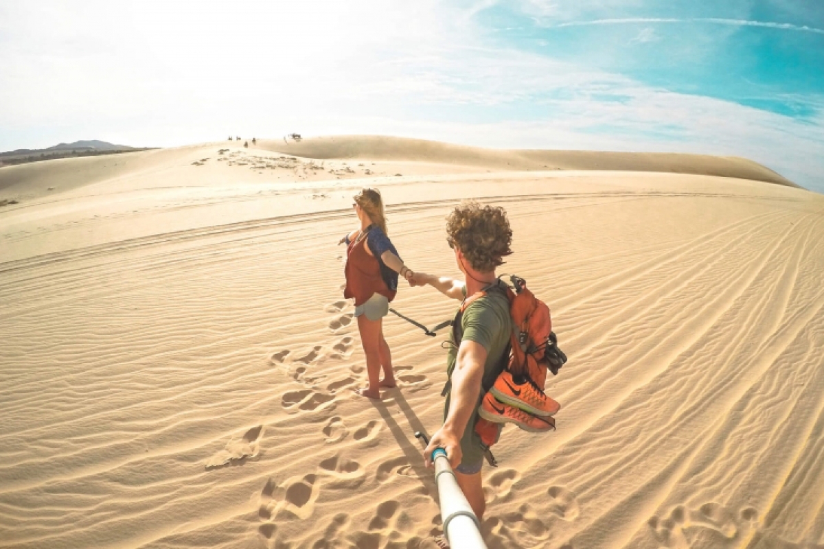 Located approximately 200 km to the north of Ho Chi Minh City, Mui Ne offers couples a private and romantic atmosphere due to its array of long beaches. Newly-married couples can participate in activities such as swimming, sunbathing, cycling along the coast together, discovering Suoi Tien, and exploring nearby sand dunes.
