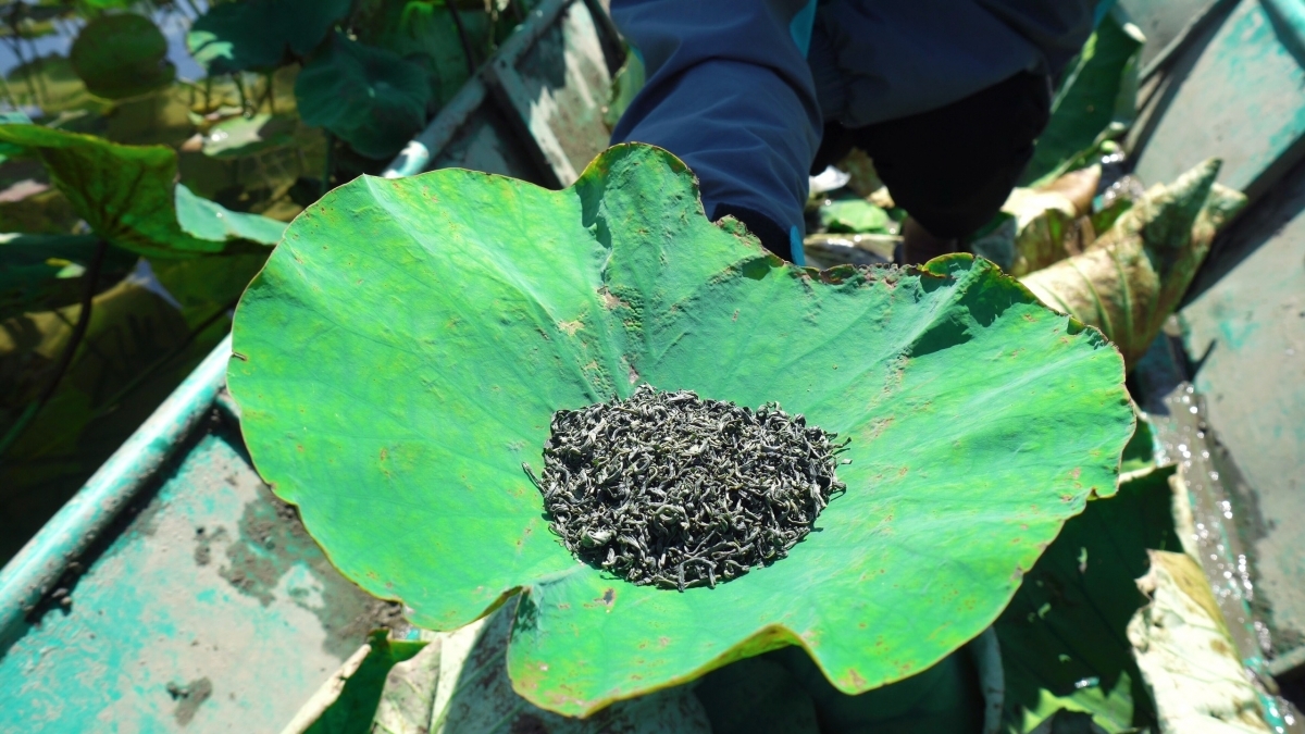 One unmissable specialty on offer is lotus tea.