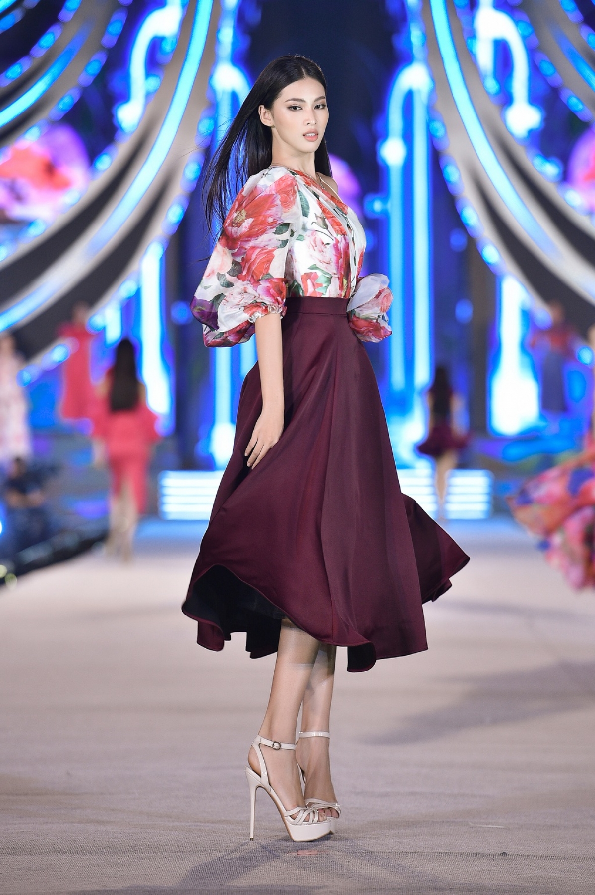 Five winners of the fashion competition are announced, including Le Ngoc Thao.