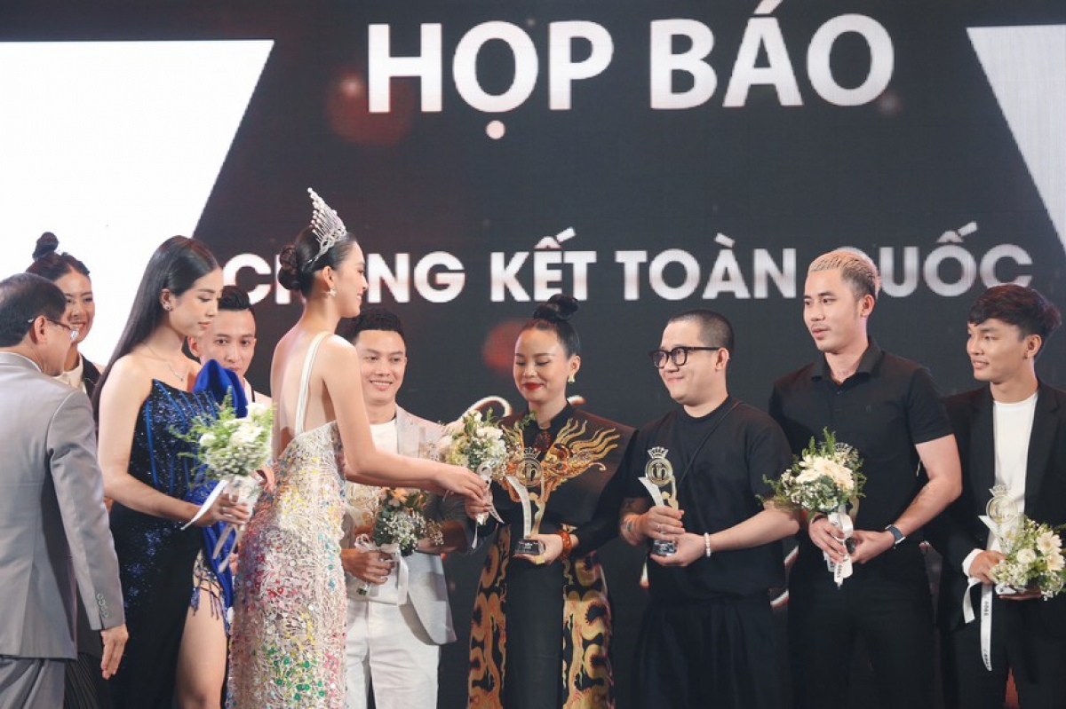 The organisers present bouquets of flowers to designers at the press conference.