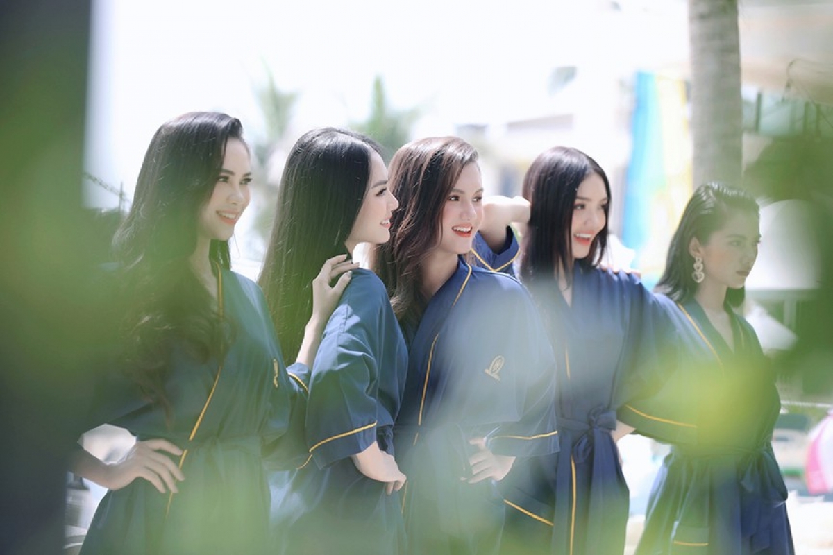 The finalists each compete in an array of sub-categories such as talent, swimsuit, and sports in Vung Tau city ahead of the start of the grand final. Indeed, the finale of the competition is scheduled to take place in Ho Chi Minh City on November 21.
