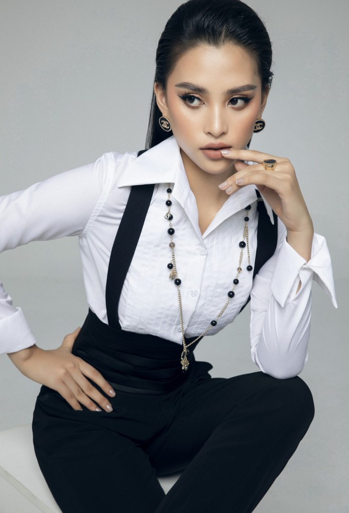 Tieu Vy, a top 30 finisher at Miss World 2018, appears vastly different to normal when appearing in a menswear-style outfit. In the buildup to this year’s pageant, she is serving as an image ambassador for Miss Vietnam.