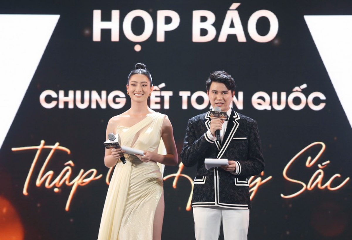 Luong Thuy Linh (L), Miss World Vietnam 2019, serves as an emcee during course of the press conference.