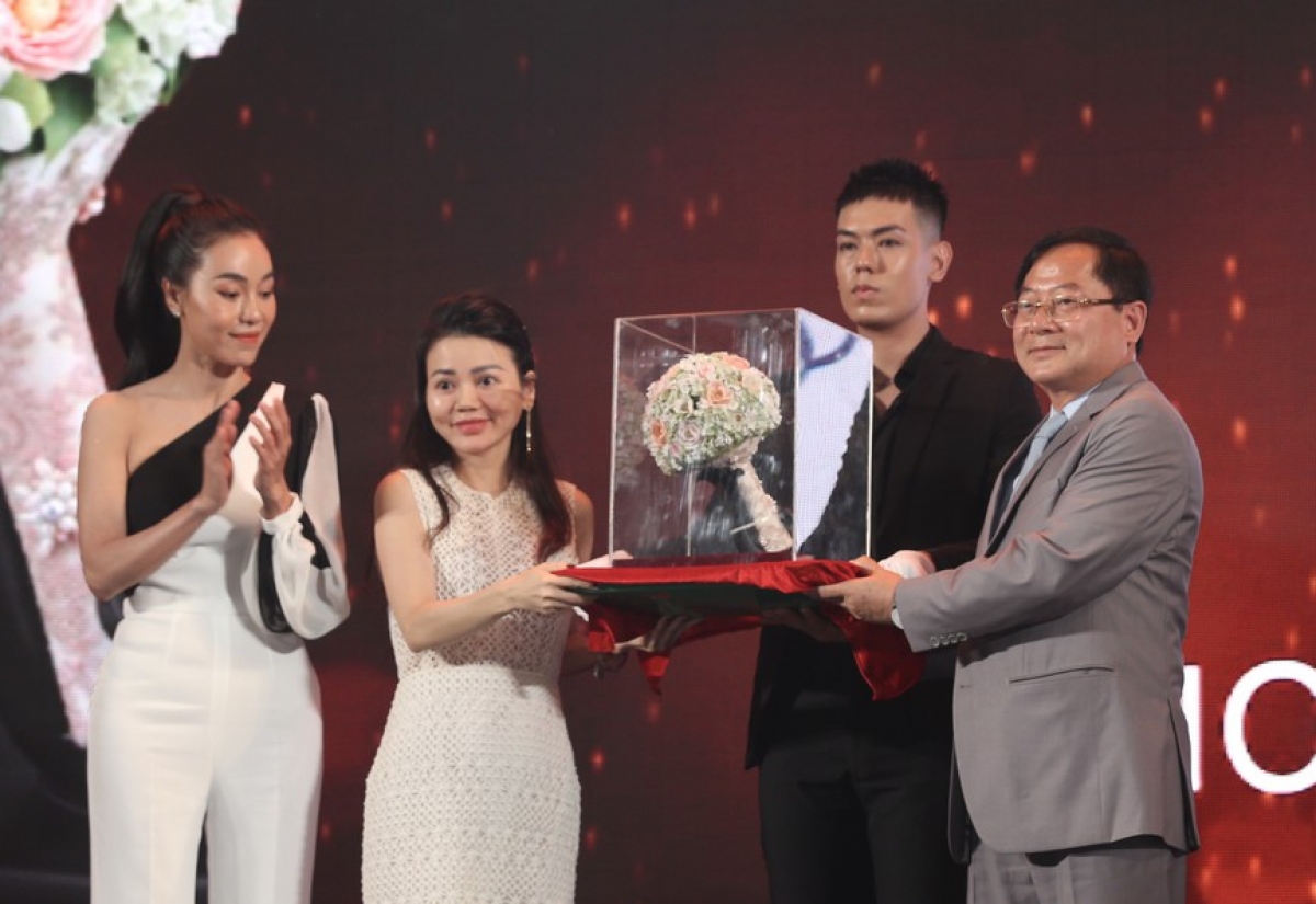 A porcelain bouquet of flowers produced by Minh Long 1 Ceramics Co. Ltd will be handed over the newly-crowned Miss Vietnam 2020 at the conclusion of the competition.