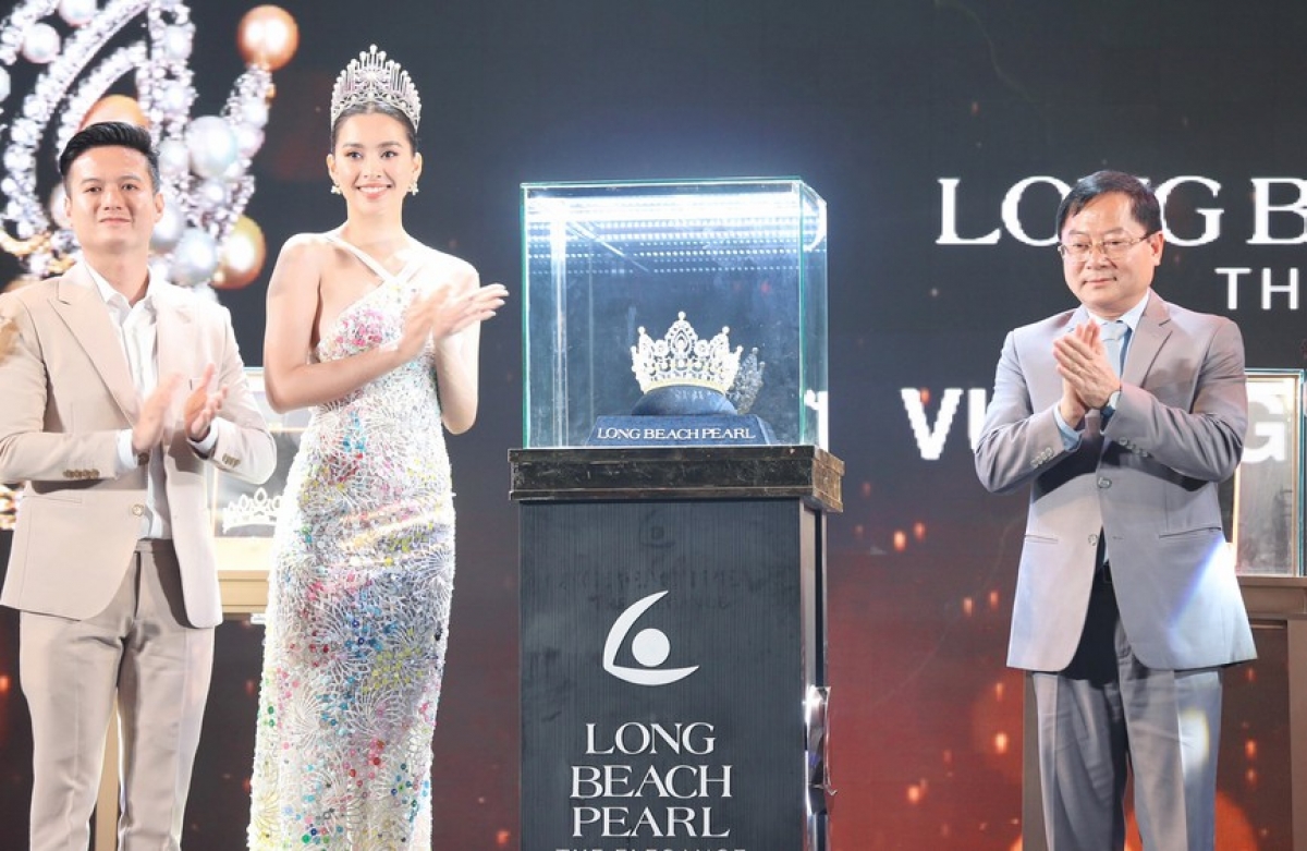 A tiara made by artisans from Long Beach Pearl company as taken six months to create and will be presented to the ultimate winner of the Miss Vietnam 2020 pageant. Furthermore, the competition’s two runners-up will also receive other tiaras.