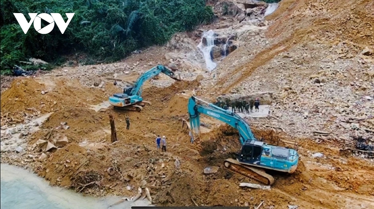 A total of 12 people remain missing following a landslide at the Rao Trang 3 hydropower plant area in the central province of Thua Thien Hue. As part of efforts to search and rescue victims of the natural disaster, hundreds of soldiers and specialised vehicles have been mobilised.