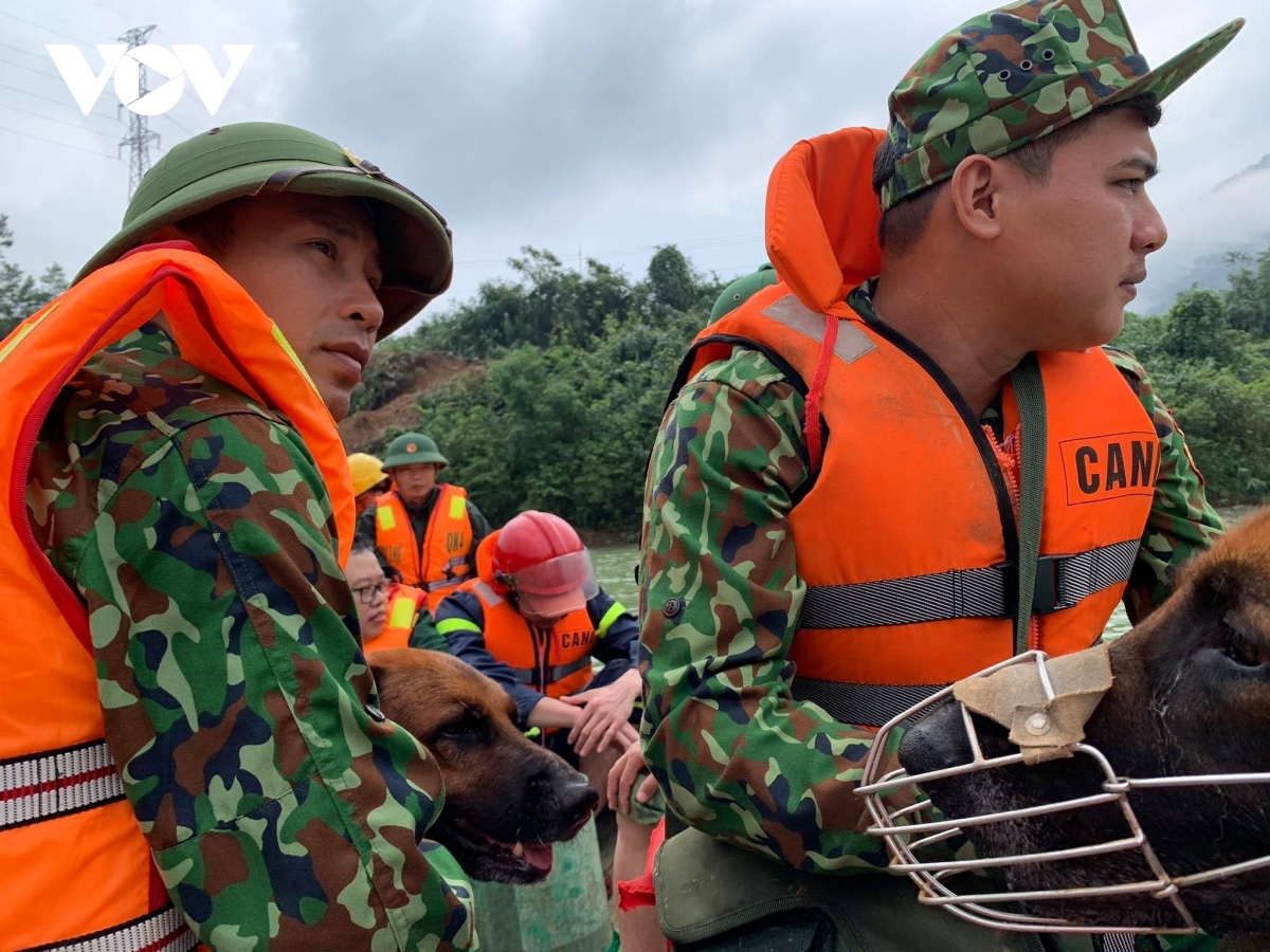 Rescuers take to boats in order to search for missing victims on the Rao Trang river.