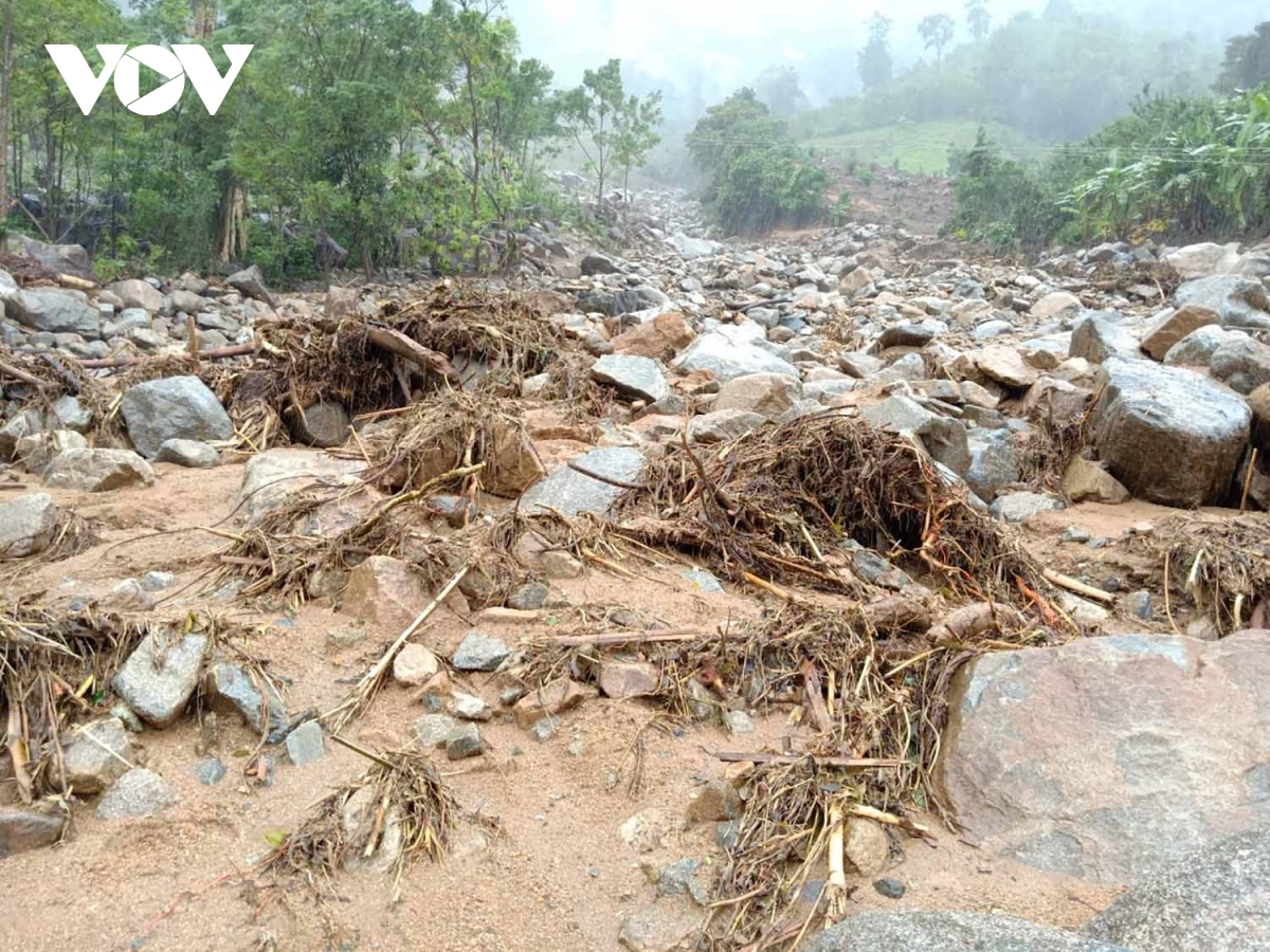 Landslides serve to cause great difficult for local people attempting to travel on roads in Vinh Kim commune of Vinh Thanh district in the south-central province of Binh Dinh.