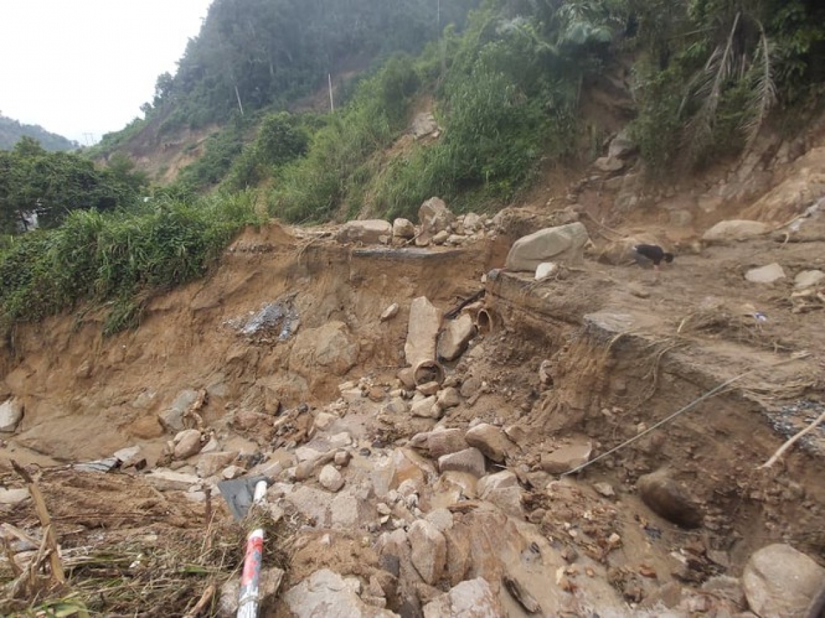 Road DH2 in Phuoc Son district of Quang Nam province is left severely damaged, therefore causing difficulties for soldiers as they seek the victims of landslides in Phuoc Loc commune.