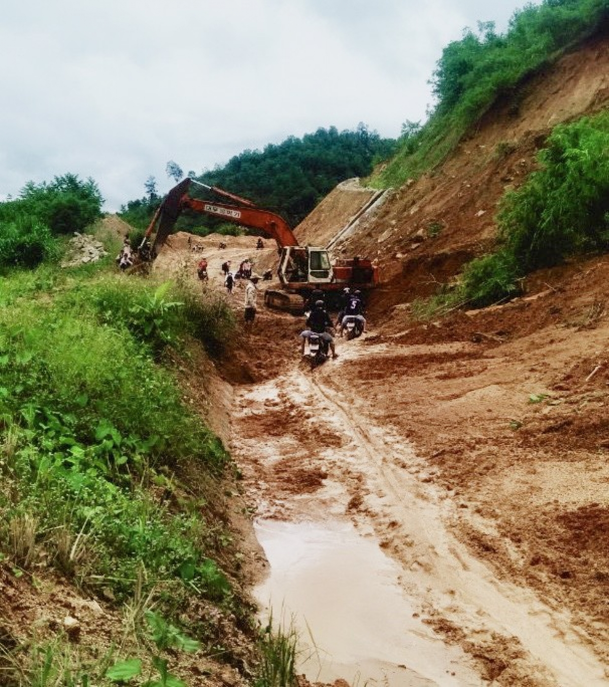 Repair work is quickly completed in Son Tay district of Quang Ngai province in order to ensure safe travel for local people.