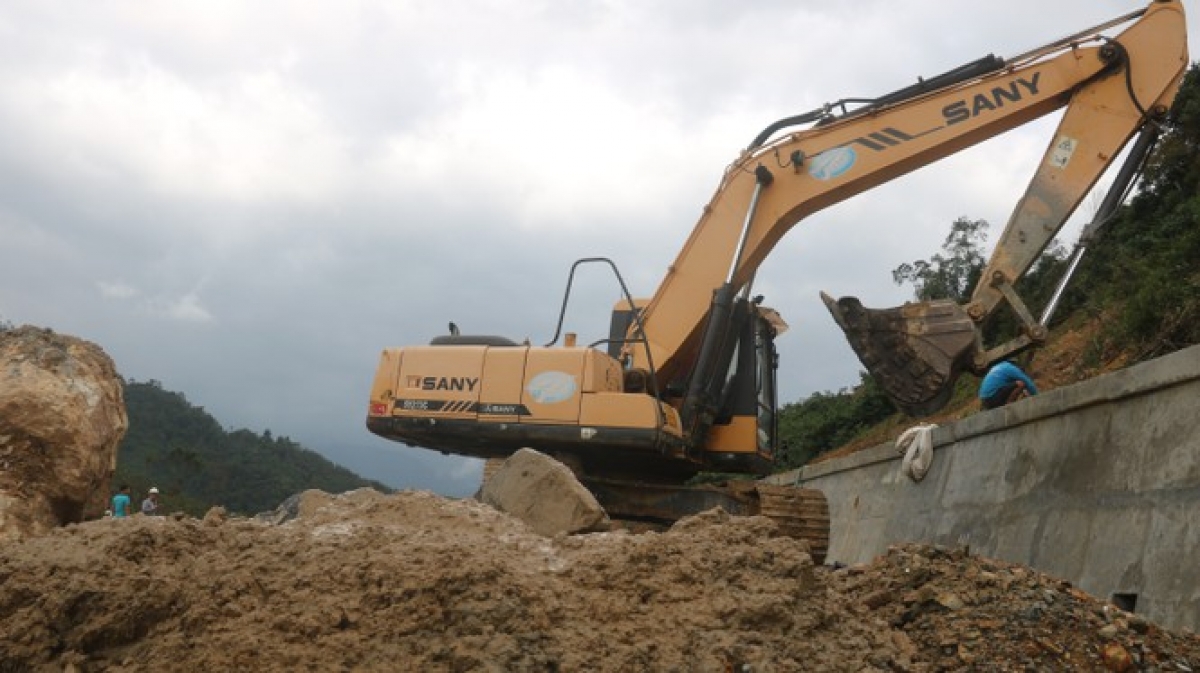 National routes 1 and 49 through Thua Thien-Hue province, along with national route 15D through Quang Tri province, a part of the Ho Chi Minh Trail, and La Son-Tuy Loan highway, have all suffered damage.