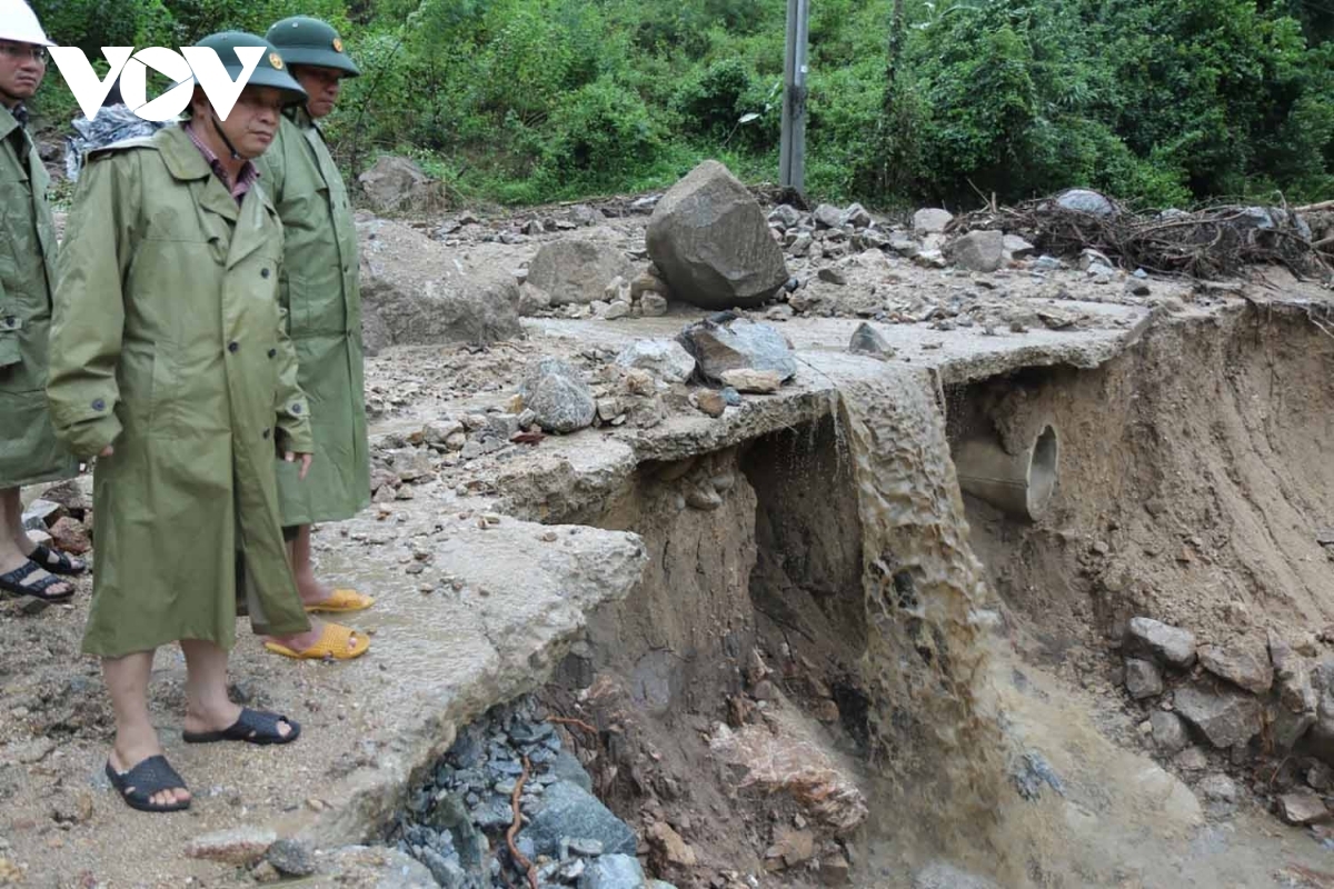 The administration of Binh Dinh province inspect landslide sites in order to devise relevant solutions to help ease traffic for local residents.