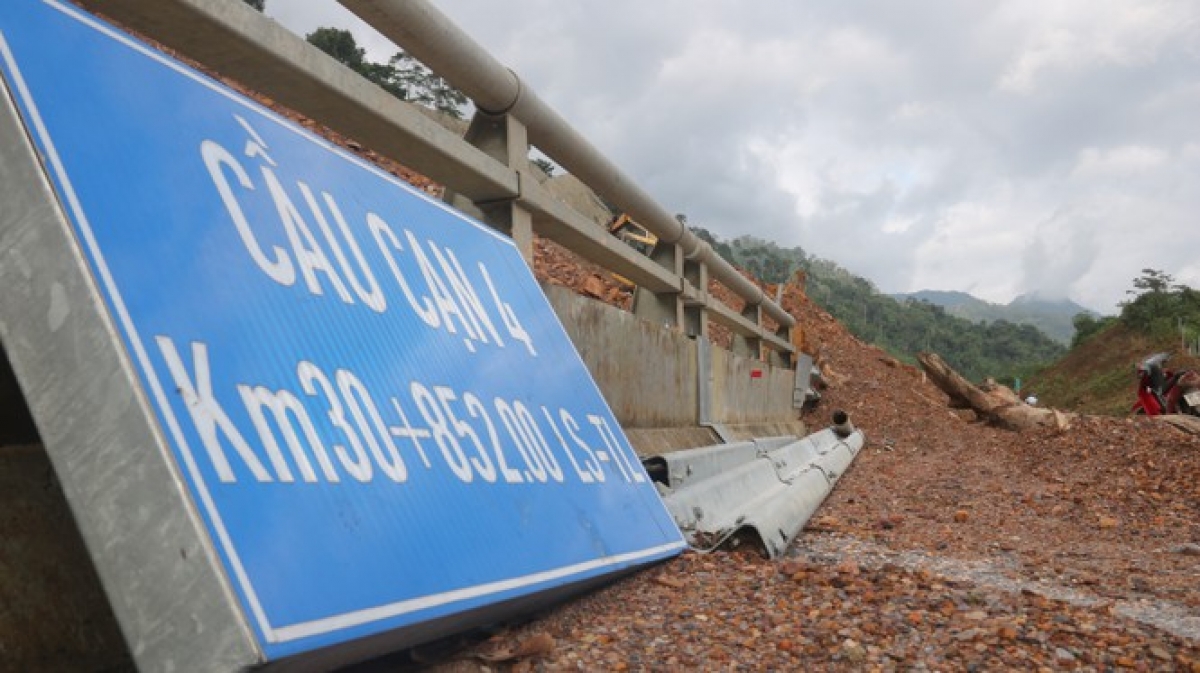 A prolonged period of heavy rain results in periods of flooding and landslides throughout the central region, causing huge losses for local people.