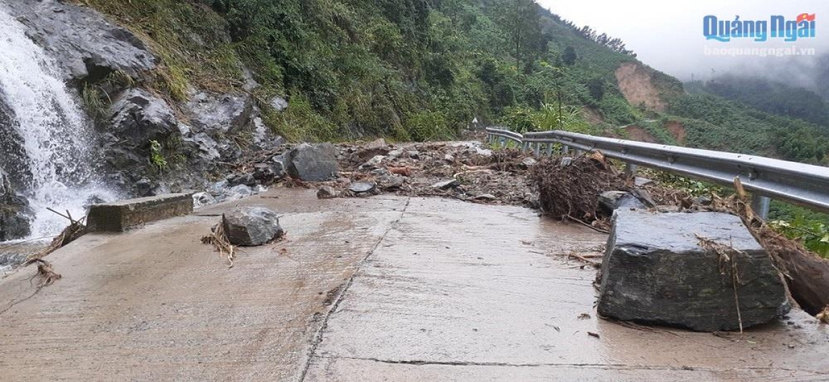 Heavy rain over the past few days has led to landslides on many roads heading towards the mountainous districts in the central province of Quang Ngai.