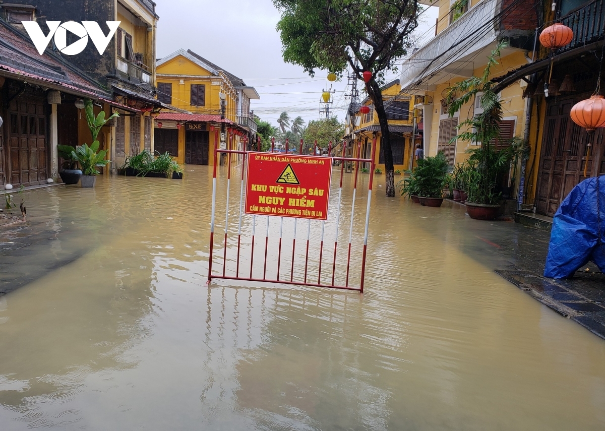Authorities in Hoi An city in Quang Nam province erect barriers and warning signs in an attempt to prevent residents and vehicles from accessing flood-prone areas.