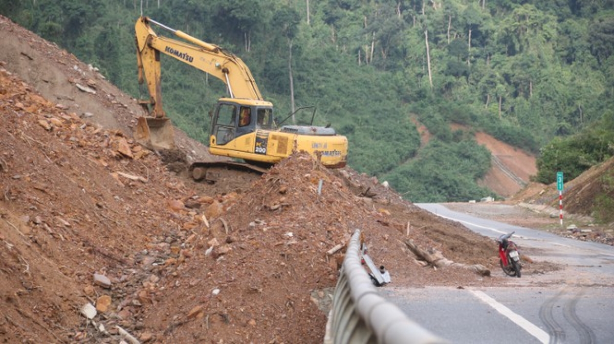 A total of eight parts of the La Son-Tuy Loan highway have been damaged, with repair work set to be urgently deployed before the arrival of Goni, the tenth storm of the year.