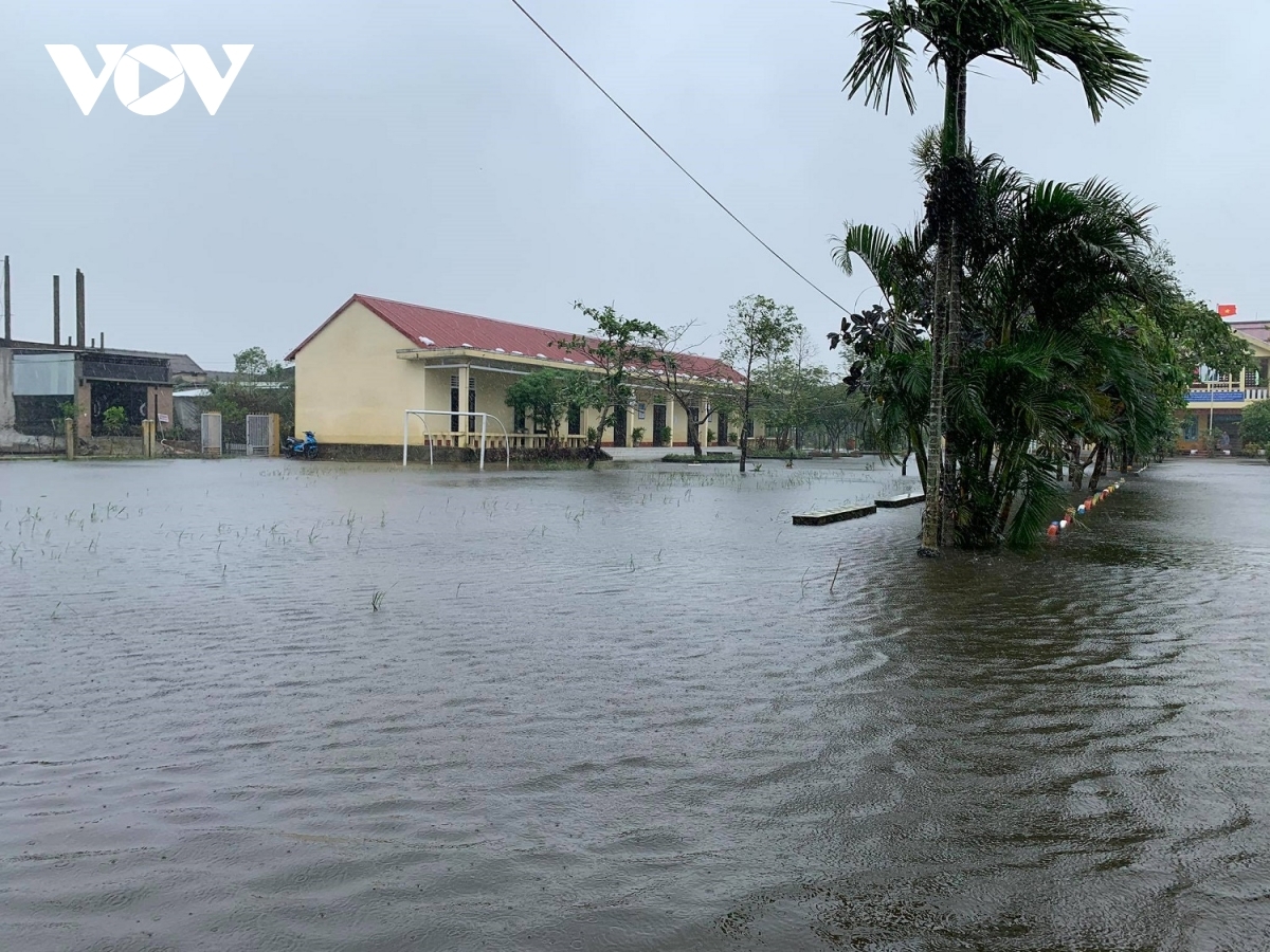 Many areas throughout Quang Dien district in Hue city have been flooded again, with thousands of local people being evacuated to safe areas.