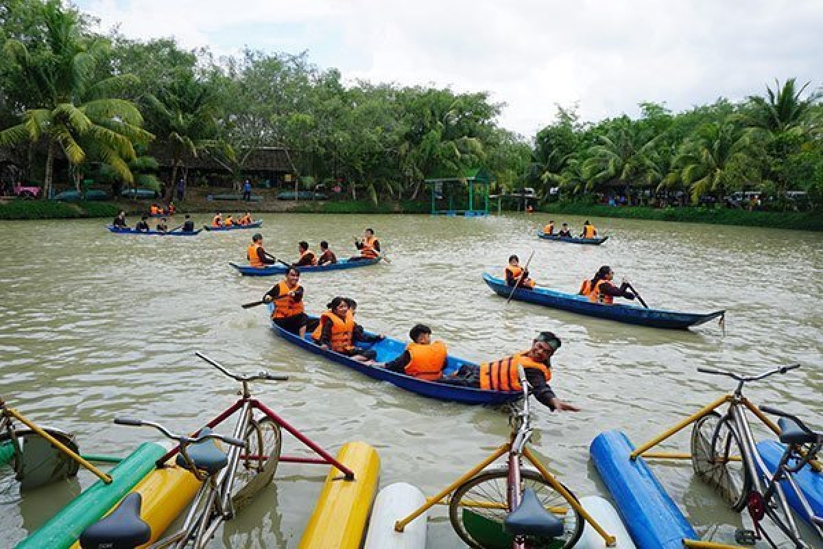 Tourist boats are seen at Lan Vuong tourist site in Ben Tre Province. Vietnamese tourism businesses have expressed hope over the second aid package provided by the Government (Photo: Dao Loan) 