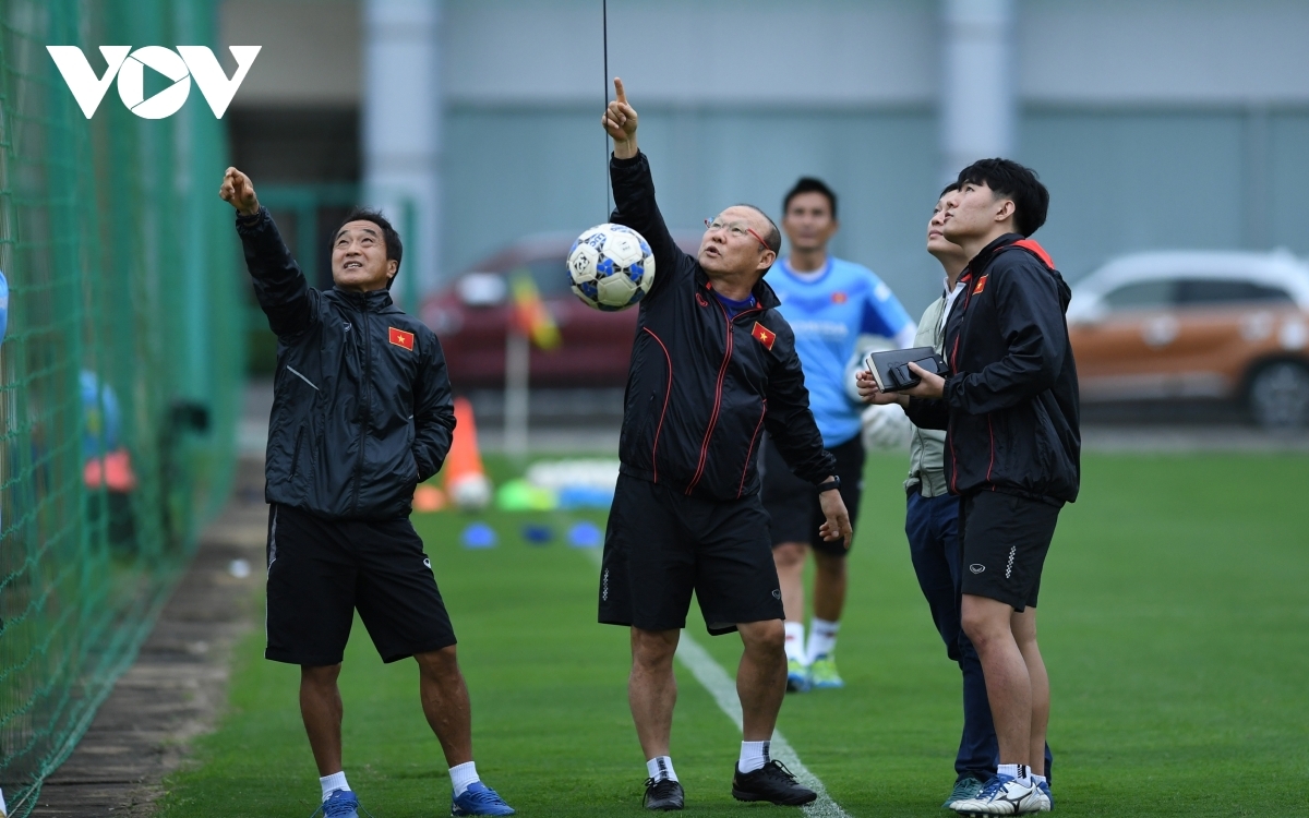 Head coach Park Hang-seo catches onlooking reporters by surprise by starting the session with a strange drill.