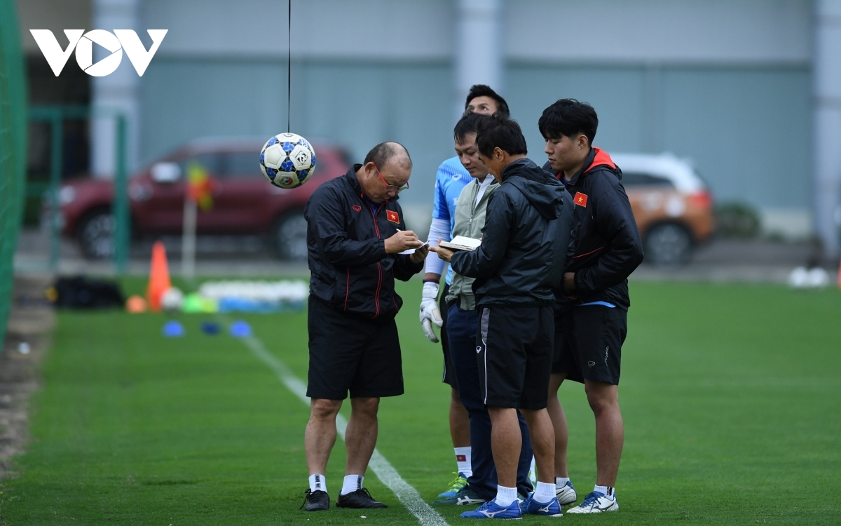 Park Hang-seo takes detailed notes and gives meticulous instructions to his assistants.