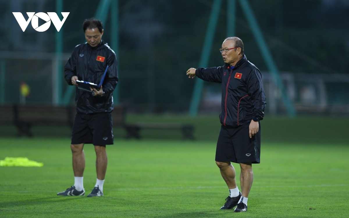 Whilst monitoring the group, the Korean coach pays close attention to each footballer individually.