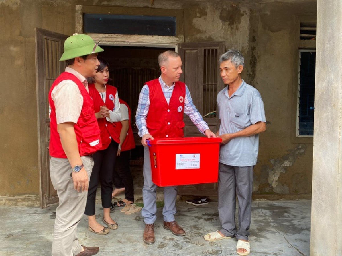 The Ambassador visits the homes of flood victims and presents them with practical gift sets.