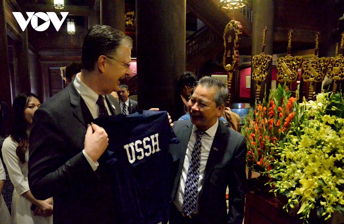 Professor and historian Pham Quang Minh presents a local T-shirt and books detailing Vietnamese history as special gifts to Ambassador Kritenbrink during his first visit to the site.
