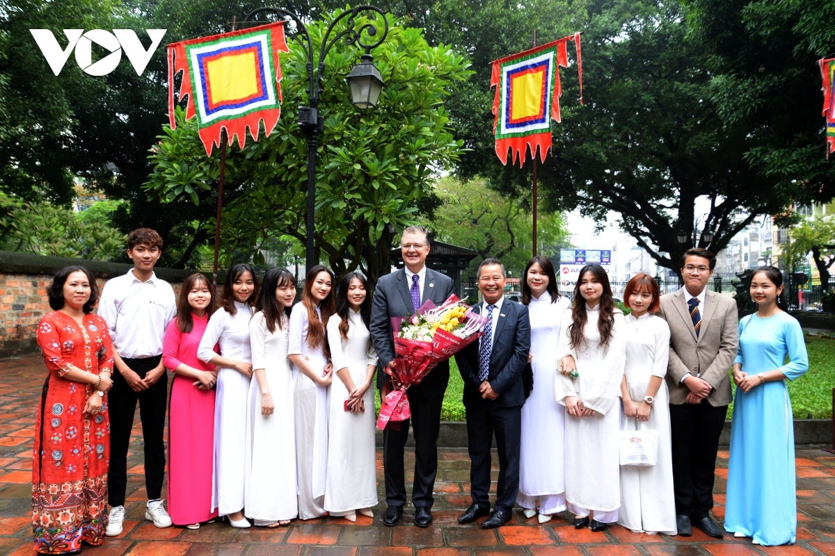 Ambassador Kritenbrink receives a warm welcome from Vietnamese students at the Temple of Literature.