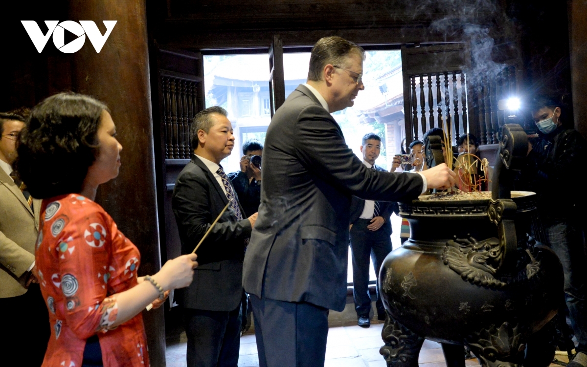 The US ambassador says the visit will allow him to learn much more about historical teaching figures such as Chu Van An, along with Vietnamese cultural traditions.