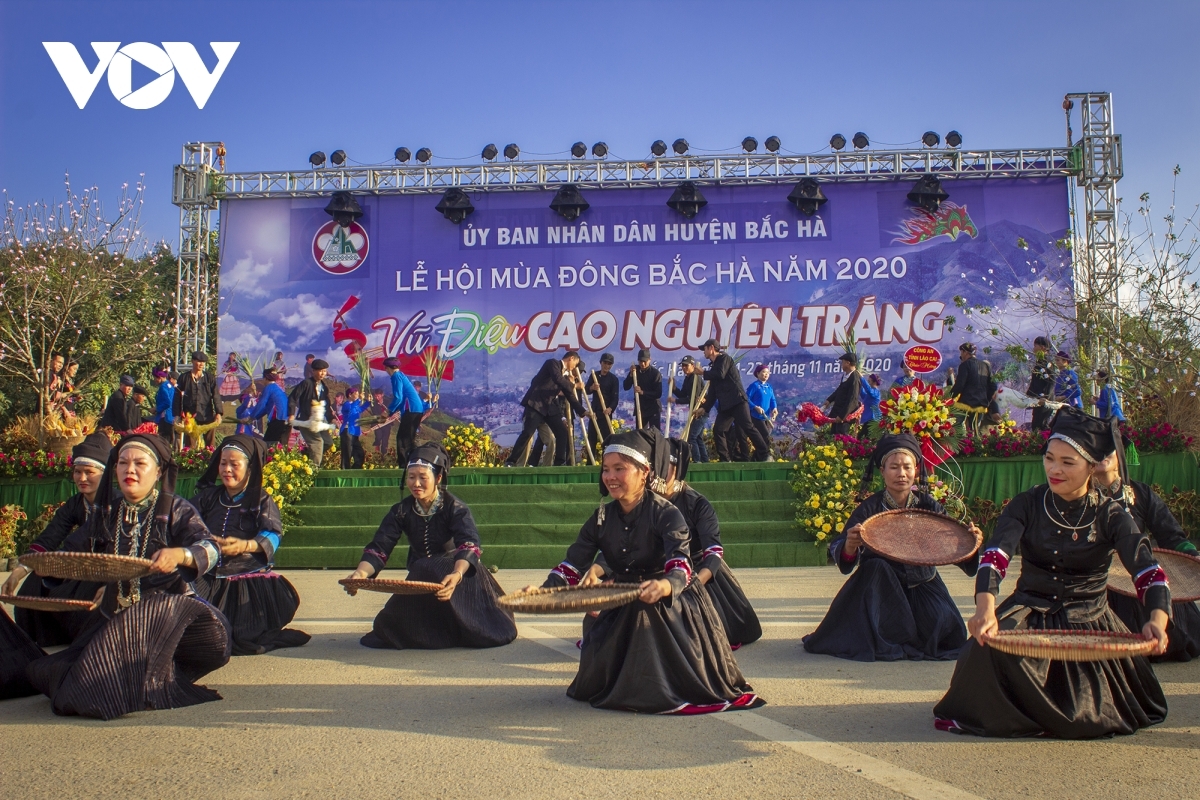 This is the first time such a festival has been held in winter as opposed to a similar one in spring or summer. In the photo is a performance of the Nung ethnic people.