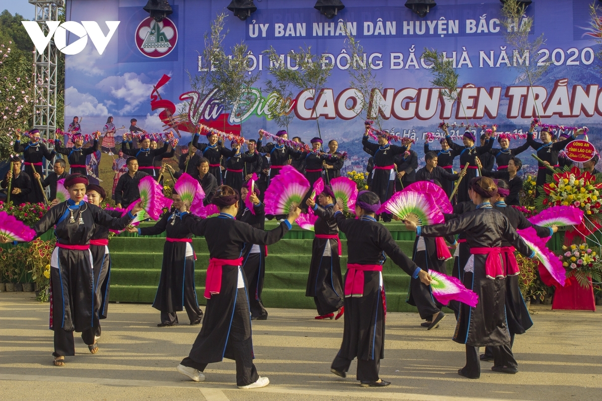 Bac Ha Plateau is a tourist destination in Lao Cai province which is home to various groups of ethnic people. The festival aims to revitalize the local tourism industry which was badly affected by the COVID-19 outbreak in the country. In the photo is Xoe dancing of local ethnic people.