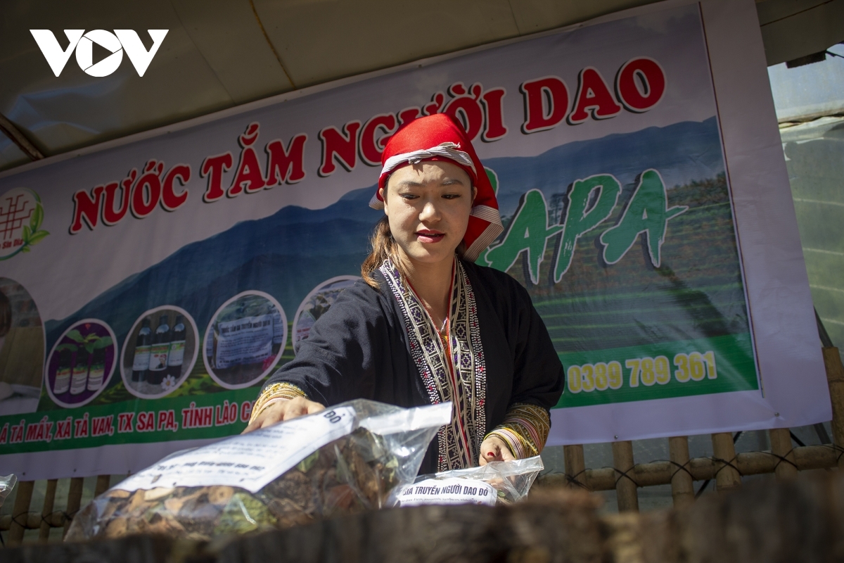 . Dao ethnic people are known nationwide for processing dried medicinal plants for bathing.