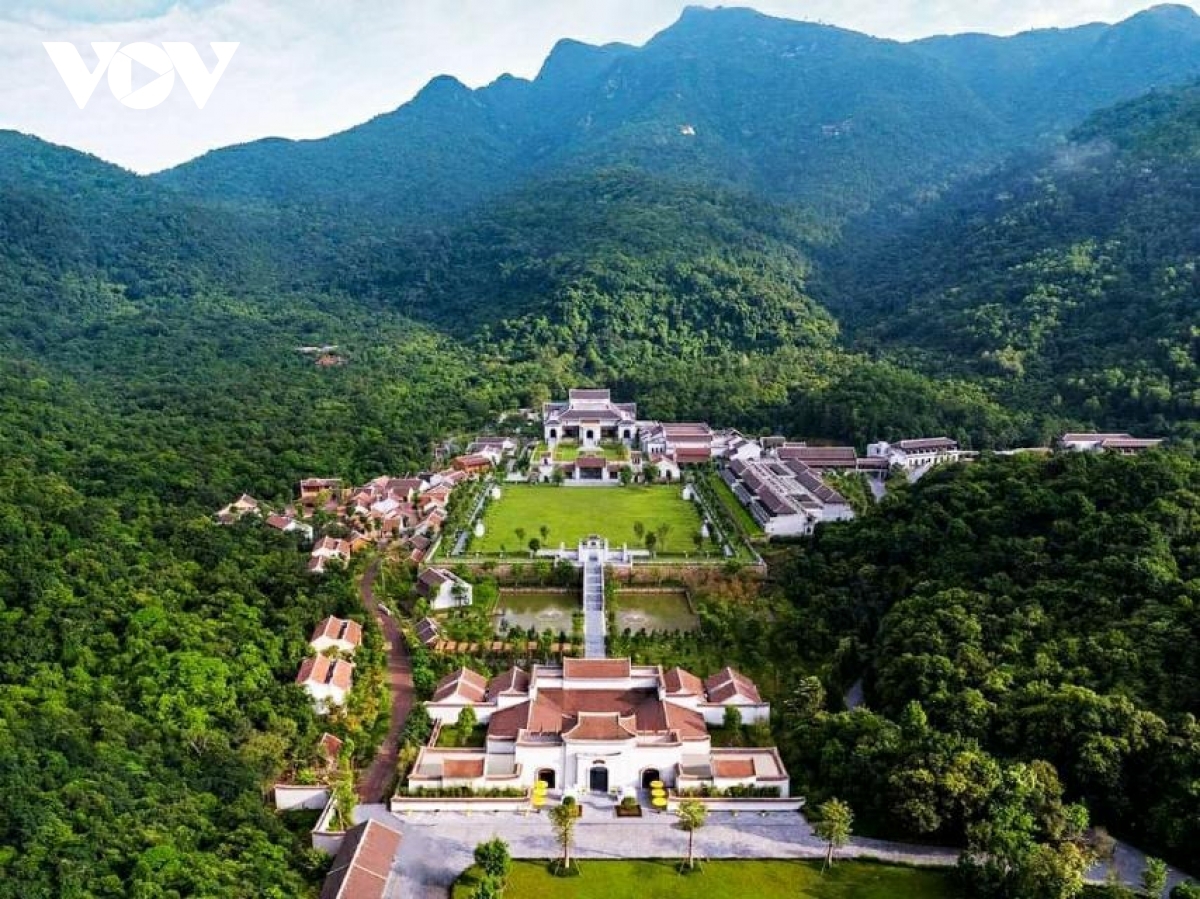 At the foot of Yen Tu Mountain, visitors can find the Truc Lam Yen Tu Cultural Centre that was built in 2018 and imbued with the architectural style of the Tran dynasty from the 13th century.
