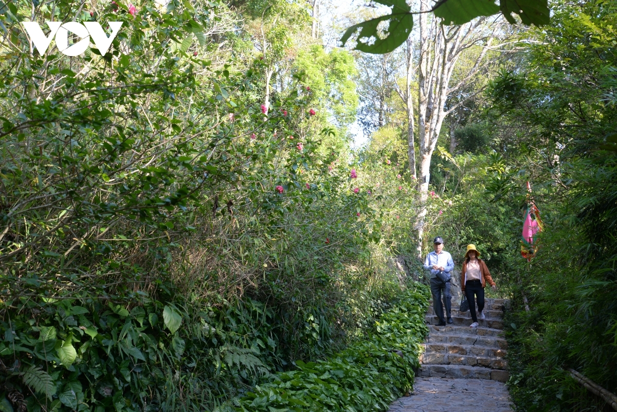 With COVID-19 being brought under control nationwide, many travelers are choosing the Yen Tu complex as the destination for their pilgrimages. Many are attracted by the prospect of contemplating the local landscape in autumn.