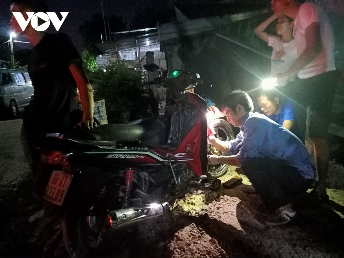 Sửa xe máy miễn phí cho bà con Hà Tĩnh sau khi lũ rút